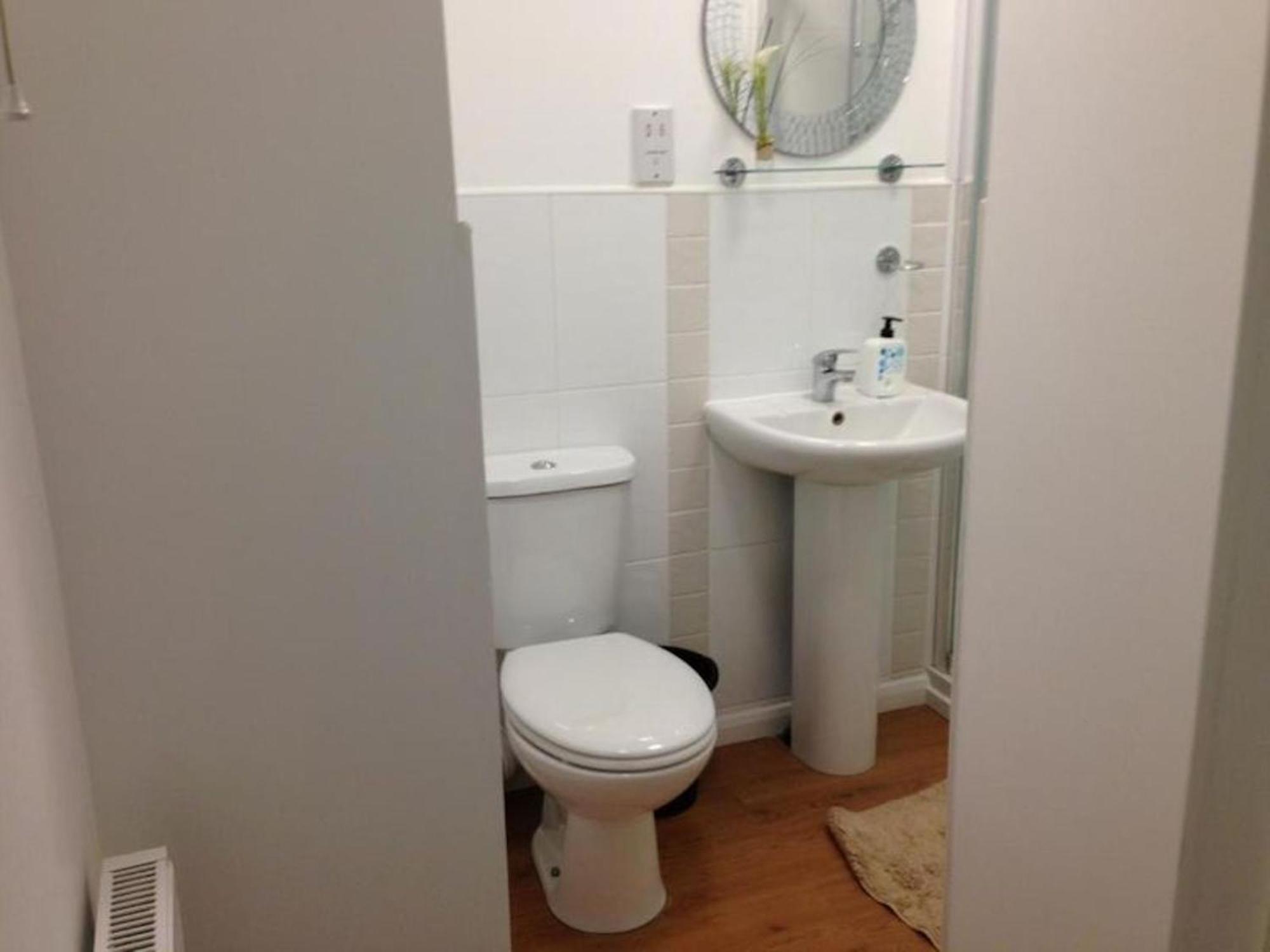 Room In Guest Room - Double With Shared Bathroom Sleeps 1-2 Located 5 Minutes From Heathrow Dsbyr Hayes  Exterior foto